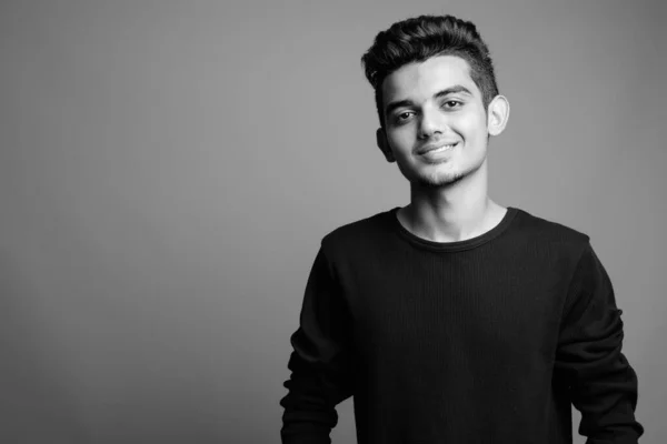 Porträt eines jungen indischen Mannes in Schwarz-Weiß — Stockfoto