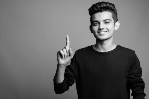 Retrato de un joven indio en blanco y negro —  Fotos de Stock