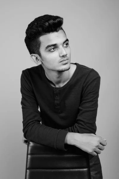 Retrato de un joven indio en blanco y negro — Foto de Stock