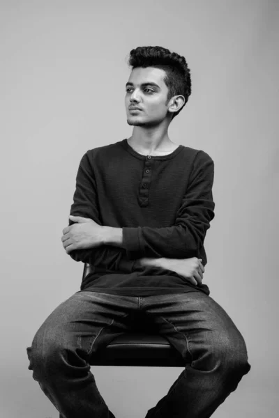 Retrato de un joven indio en blanco y negro —  Fotos de Stock