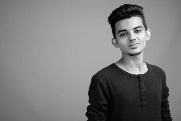 Retrato de jovem indiano em preto e branco — Fotografia de Stock