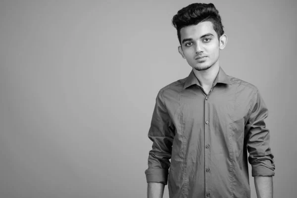 Retrato de jovem empresário indiano em preto e branco — Fotografia de Stock