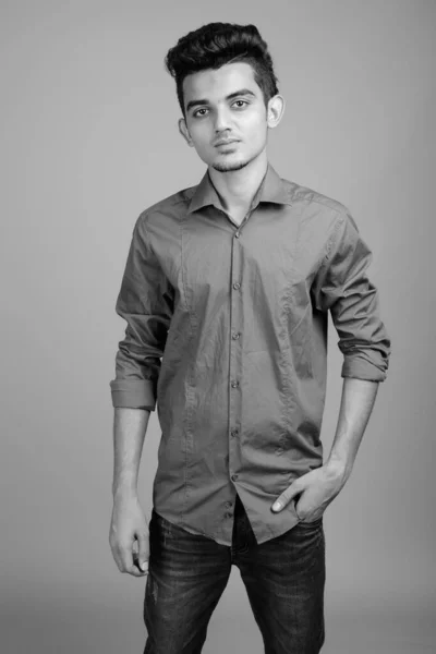 Siyah beyaz genç Hintli işadamının portresi. — Stok fotoğraf