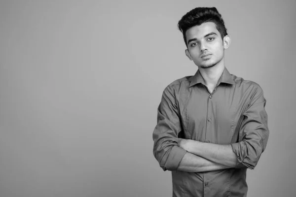Retrato de un joven empresario indio en blanco y negro — Foto de Stock