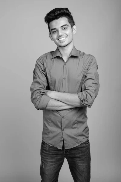 Retrato de un joven empresario indio en blanco y negro — Foto de Stock