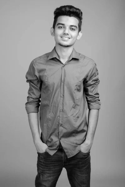 Retrato de jovem empresário indiano em preto e branco — Fotografia de Stock