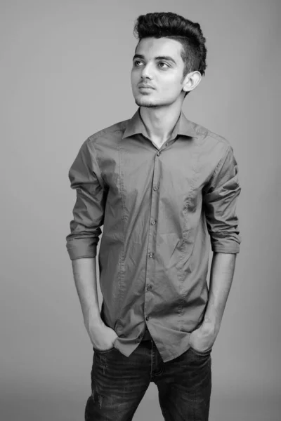 Retrato de un joven empresario indio en blanco y negro —  Fotos de Stock