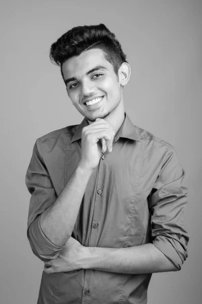 Portret van jonge Indiase zakenman in zwart-wit — Stockfoto