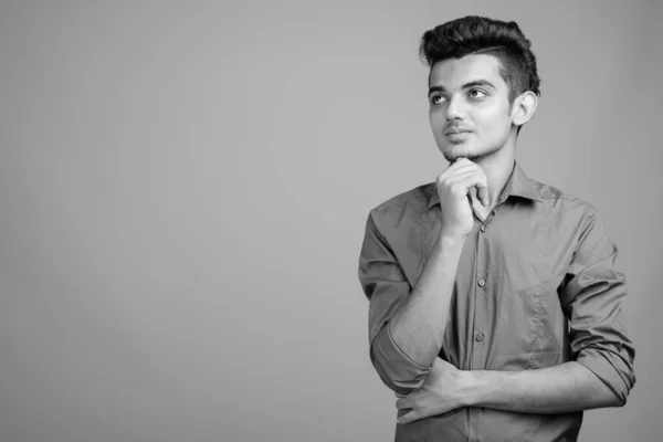 Porträtt av ung indisk affärsman i svart och vitt — Stockfoto