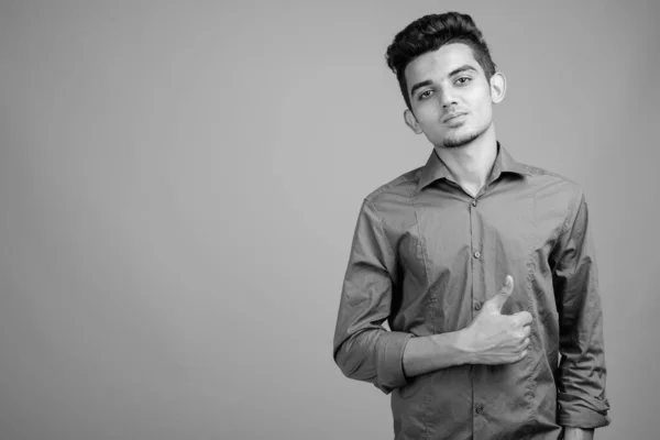 Portrét mladého indického podnikatele v černobílém — Stock fotografie