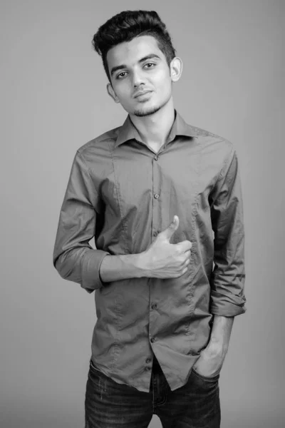 Siyah beyaz genç Hintli işadamının portresi. — Stok fotoğraf