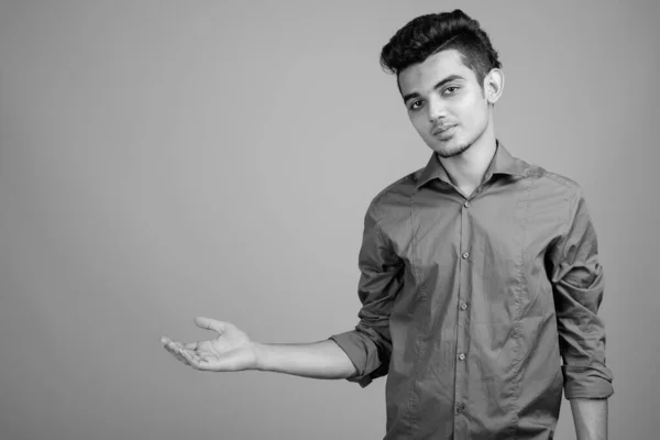 Portrét mladého indického podnikatele v černobílém — Stock fotografie