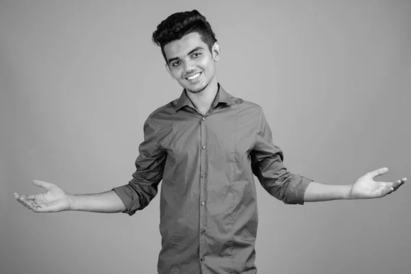 Πορτρέτο του νεαρού Ινδού επιχειρηματία σε μαύρο και άσπρο — Φωτογραφία Αρχείου