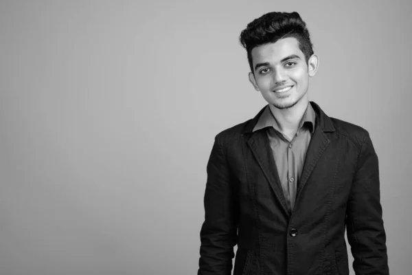 Portrét mladého indického podnikatele v obleku — Stock fotografie