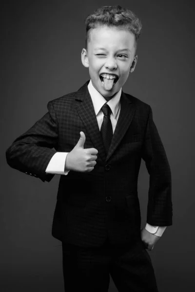 作为商人的小男孩穿着黑白相间的衣服 — 图库照片