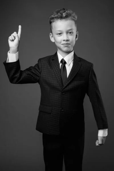 Młody chłopiec jako biznesmen w garniturze w czerni i bieli — Zdjęcie stockowe
