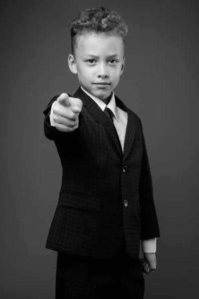 Мальчик как бизнесмен в черно-белом костюме — стоковое фото
