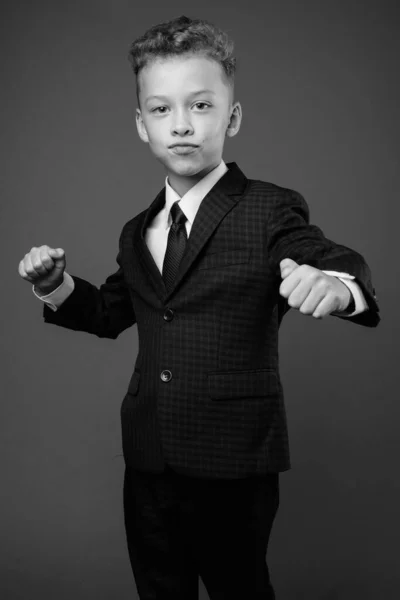 Młody chłopiec jako biznesmen w garniturze w czerni i bieli — Zdjęcie stockowe