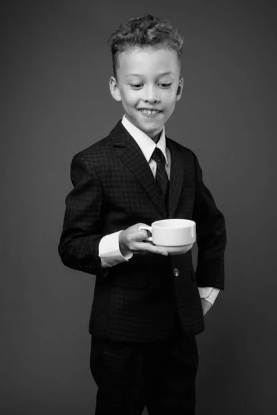 Fiatal fiú mint üzletember öltönyt visel fekete-fehér — Stock Fotó