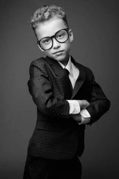 作为商人的小男孩穿着黑白相间的衣服 — 图库照片