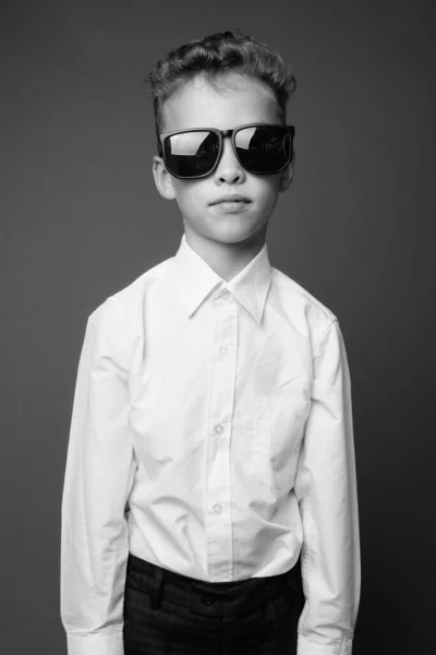 Młody chłopiec jako biznesmen w czerni i bieli — Zdjęcie stockowe