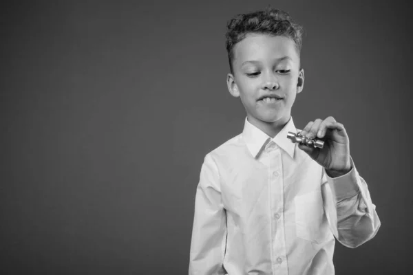 Młody chłopiec jako biznesmen w czerni i bieli — Zdjęcie stockowe