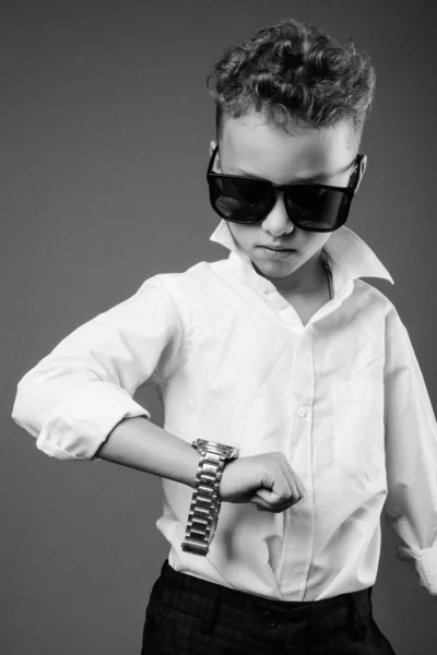 Giovane ragazzo come uomo d'affari in bianco e nero — Foto Stock