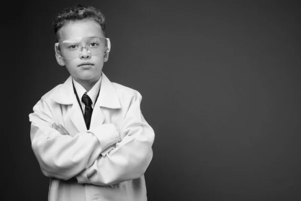 穿着黑白相间的防护眼镜的年轻医生 — 图库照片