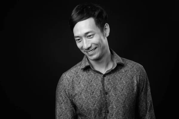 Fiatal jóképű ázsiai üzletember fekete háttér — Stock Fotó