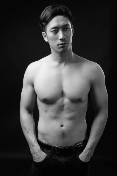 Jeune beau asiatique homme torse nu sur fond noir — Photo