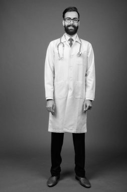 Genç, yakışıklı, sakallı, beyaz arka planda İranlı doktor.