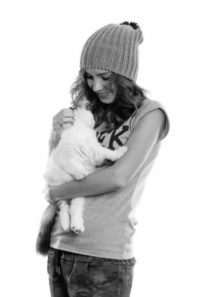 Studio shot de fericit geek fata zâmbind în timp ce holding drăguț pisica — Fotografie, imagine de stoc