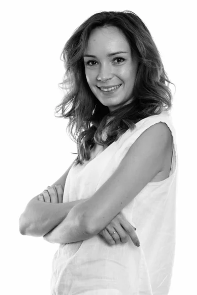 Studio shot of happy young beautiful woman souriant avec les bras croisés — Photo