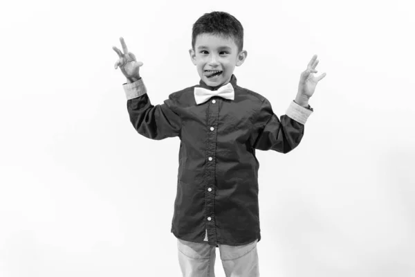 Estúdio tiro de menino feliz bonito sorrindo fazendo cara engraçada — Fotografia de Stock