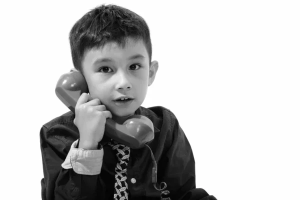 Studio záběr roztomilý chlapec mluví na starém telefonu — Stock fotografie