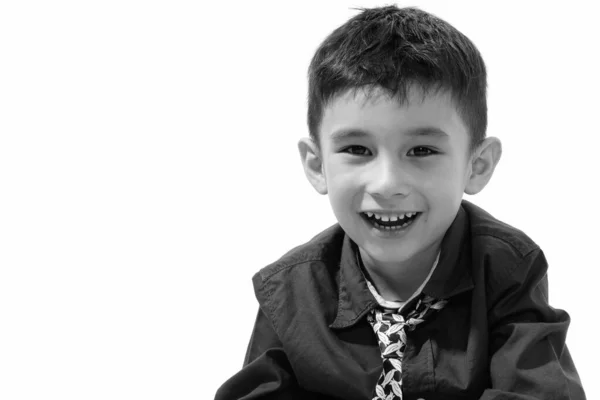 Estúdio tiro de bonito menino feliz sorrindo — Fotografia de Stock