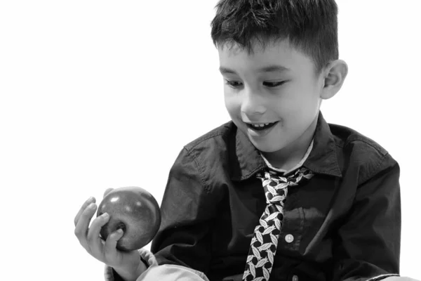 Estúdio tiro de menino feliz bonito sorrindo e segurando maçã vermelha — Fotografia de Stock