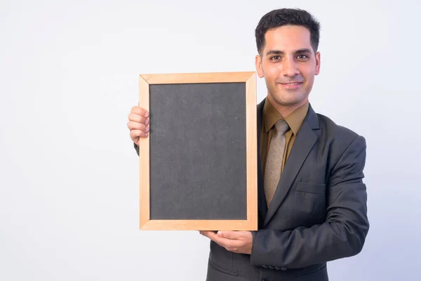 スーツの幸せなペルシャのビジネスマンの肖像ブラックボードを保持 — ストック写真