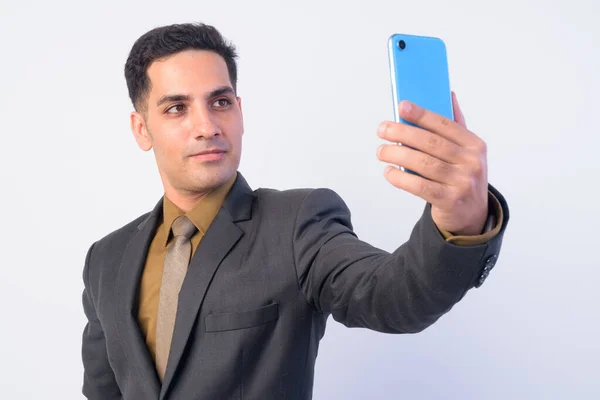 Retrato del hombre de negocios persa guapo en traje tomando selfie — Foto de Stock