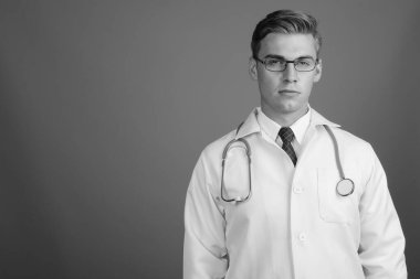 Siyah beyaz gözlüklü yakışıklı doktorun yüzü.