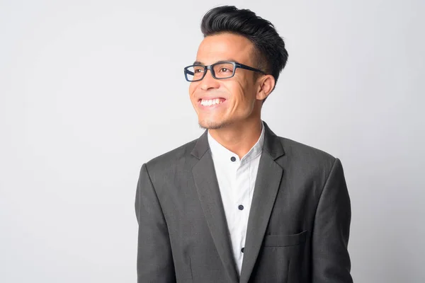 Лицо счастливого молодого азиатского бизнесмена в очках, думающего — стоковое фото