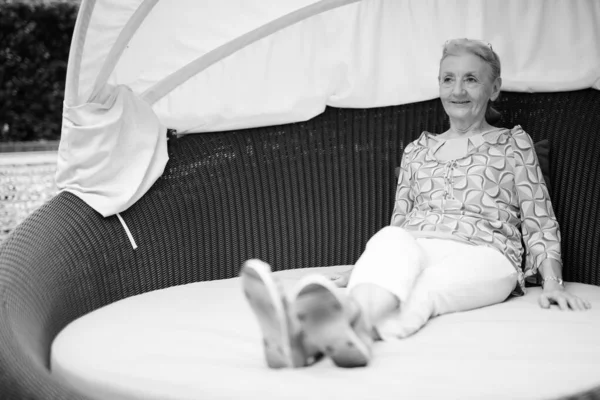 Bella donna anziana turista rilassarsi in giro per la città in bianco e nero — Foto Stock