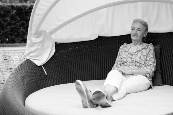 Hermosa mujer turista senior relajándose alrededor de la ciudad en blanco y negro — Foto de Stock