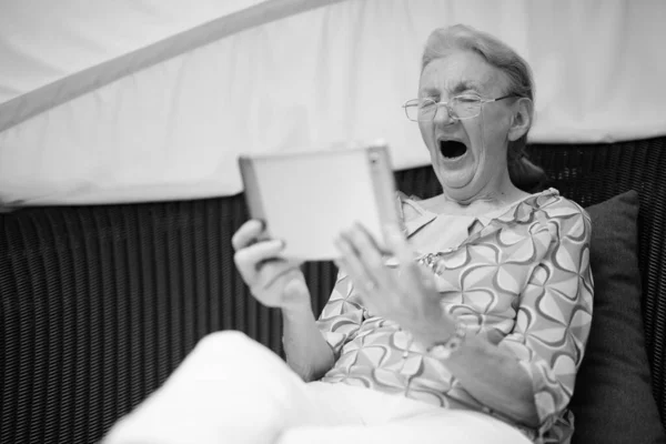 Beautiful senior tourist woman relaxing around the city in black and white — Stock Photo, Image