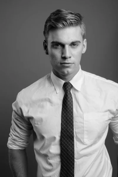 Porträtt av ung stilig affärsman i svart och vitt — Stockfoto