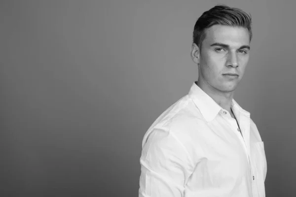 Rostro de joven hombre de negocios guapo en blanco y negro — Foto de Stock