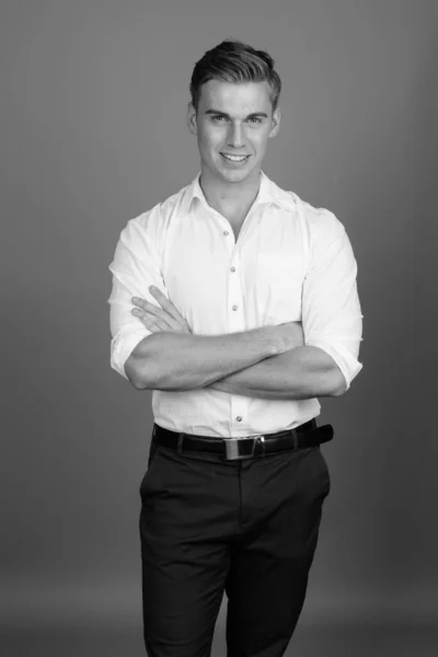 Portret młodego przystojnego biznesmena w czerni i bieli — Zdjęcie stockowe