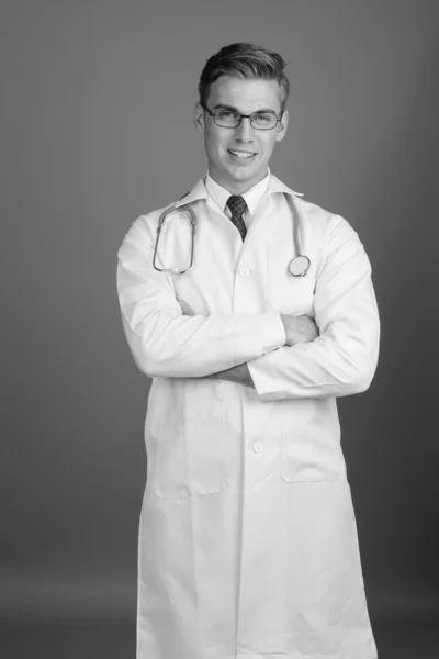 Retrato de jovem médico homem bonito com óculos em preto e branco — Fotografia de Stock