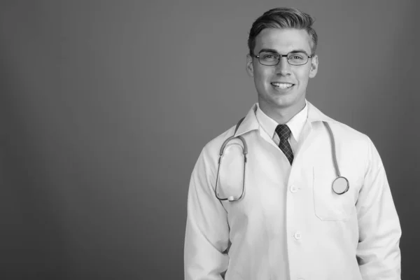 Twarz młodego przystojnego mężczyzny lekarza z okularami w czerni i bieli — Zdjęcie stockowe