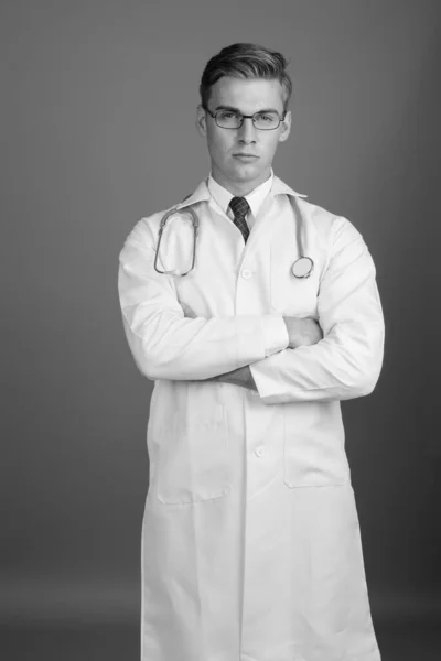 Портрет молодого красавца-врача с очками в черно-белом — стоковое фото